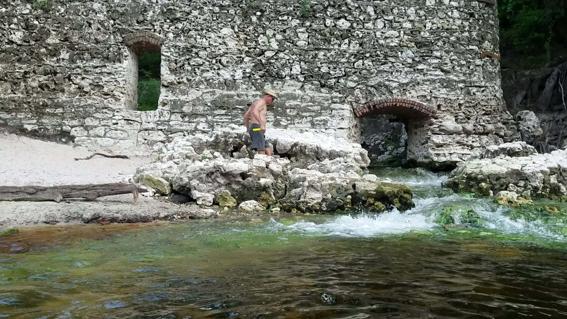 Movie: Suwannee Springs with reference human, Dan Phillips, 2017:05:20 15:28:59, 30.3946447, -82.9346156 (31M) --jsq for WWALS