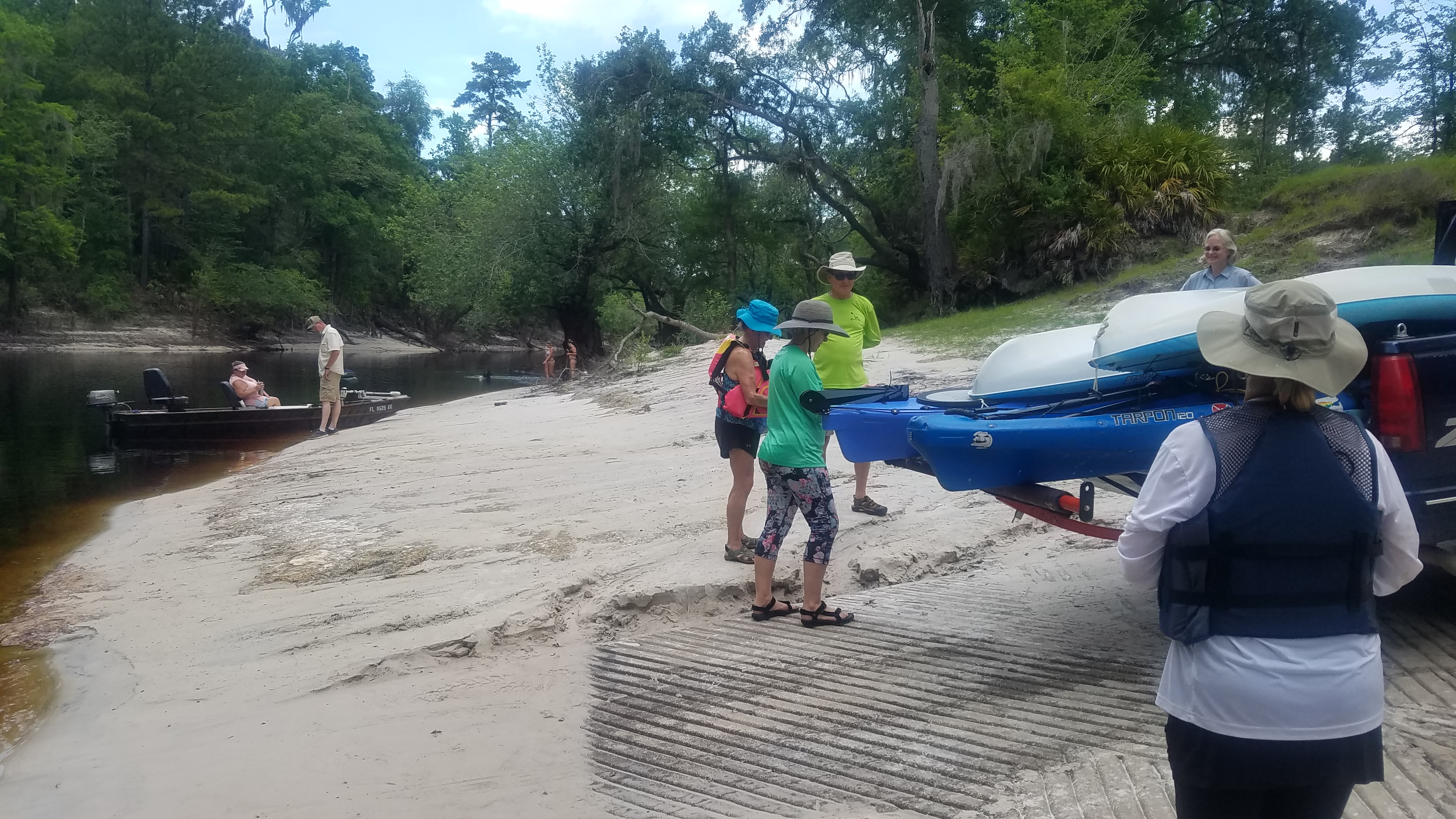 Kayaks on truck, 14:11:53, 30.4449968, -82.6710709