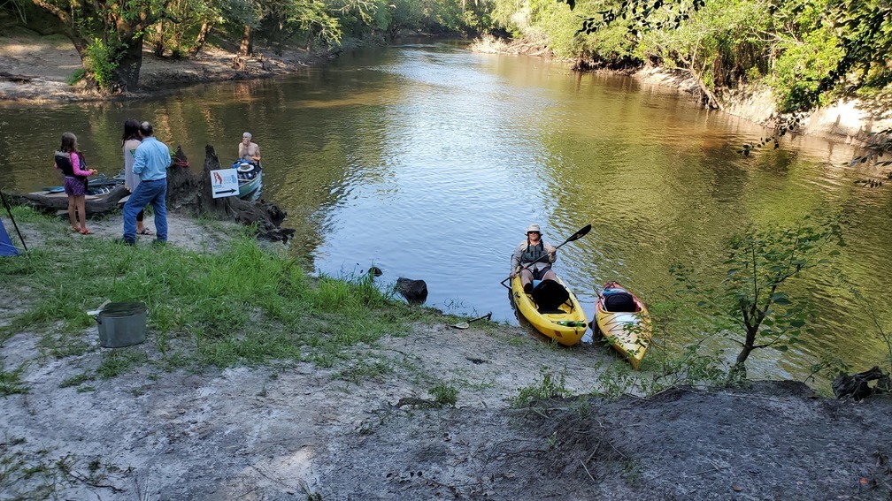 Emma Wheeler talking to paddlers, 08:45:08, 30.8471306, -83.3475775