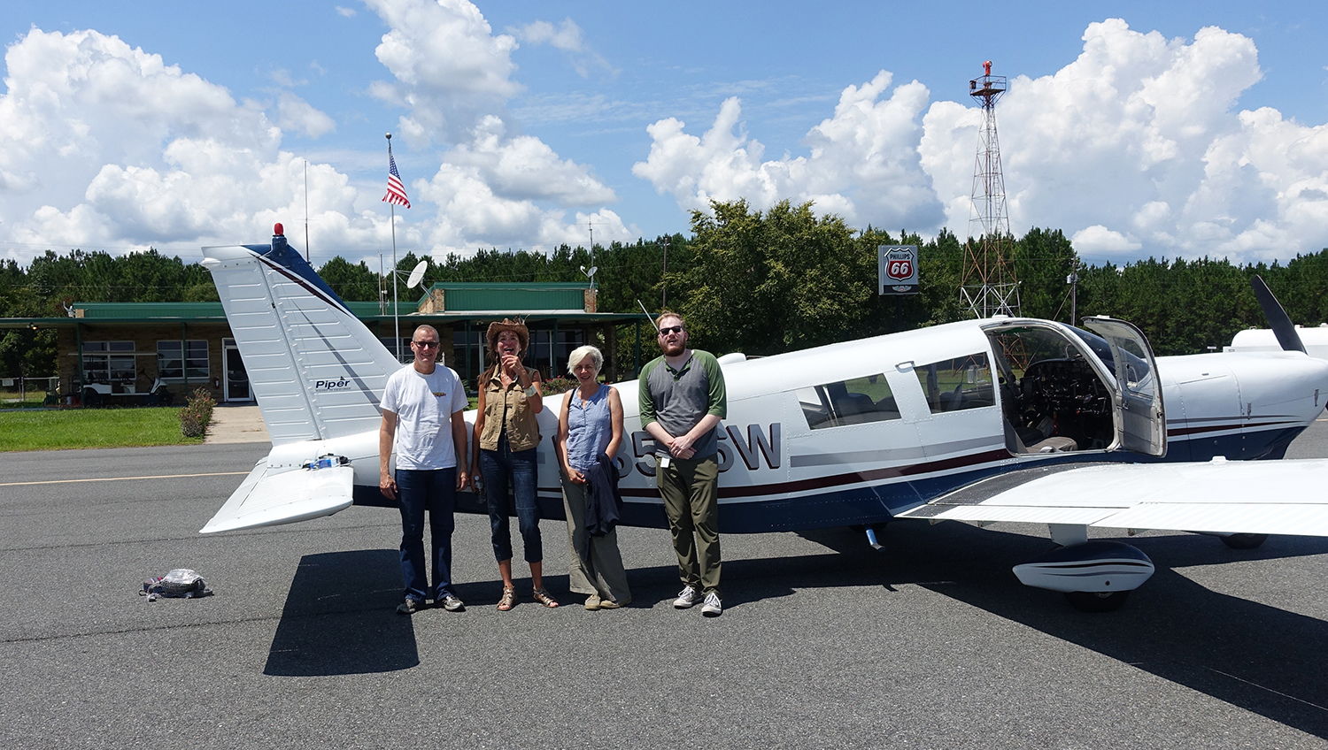 WC6250, Taxiway, Ware County Airport, 23:37:41, 31.25001, -82.39819