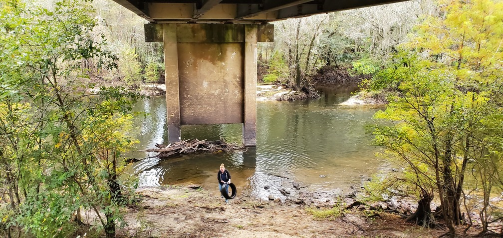 Tire on shore, 09:57:27, 30.6749427, -83.3941542