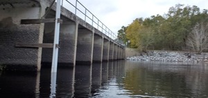 [View south along the bottom (downstream) side of the Sill, 09:51:07, 30.8039456, -82.4176042]