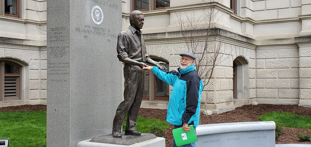 Tom H. Johnson Jr. shakes hands with Jimmy Carter