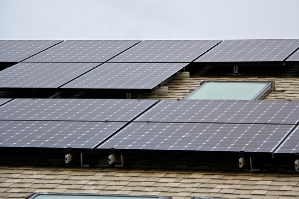 [Photo: Carl Howe, 335W SunPower solar panels in Massachusetts, 28 February 2014]