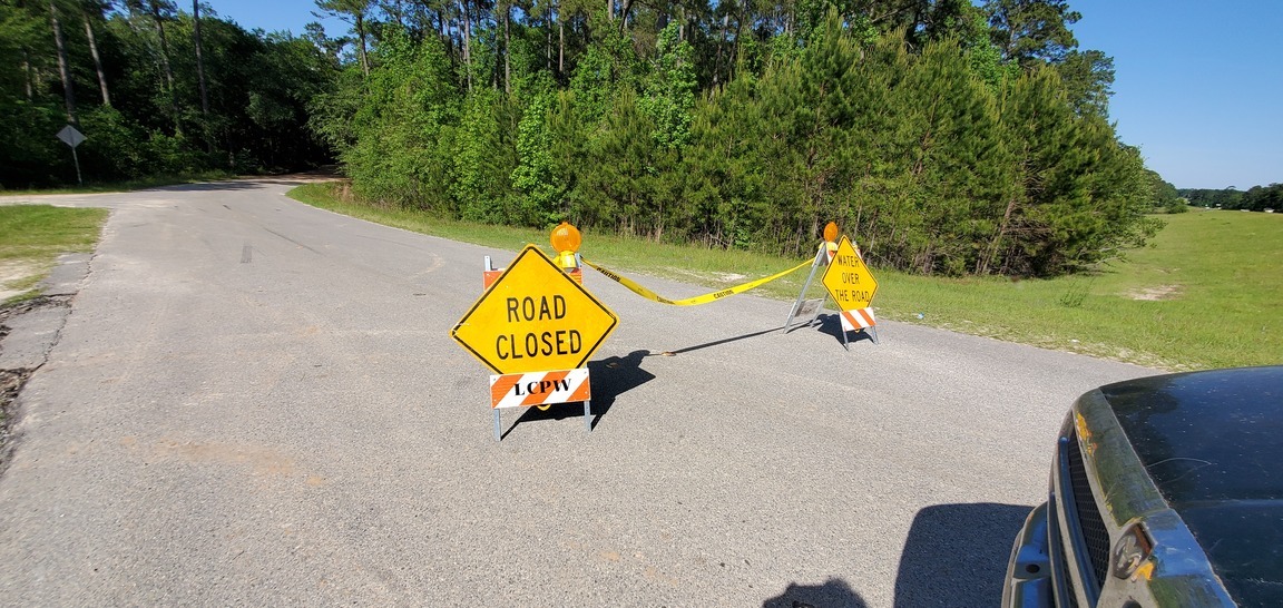 Wells Road closed, 16:49:41, 31.0002398, -83.4546208