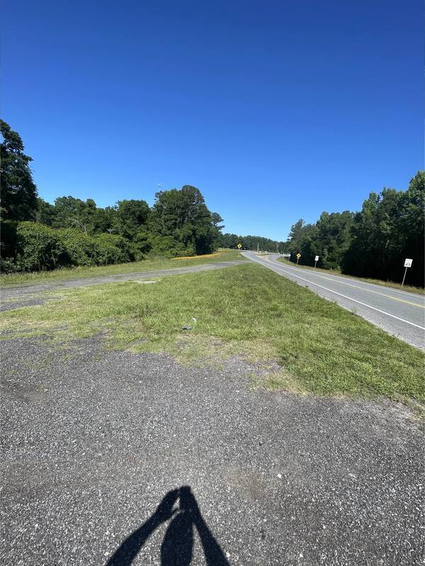 [Gravel access road from US 41]