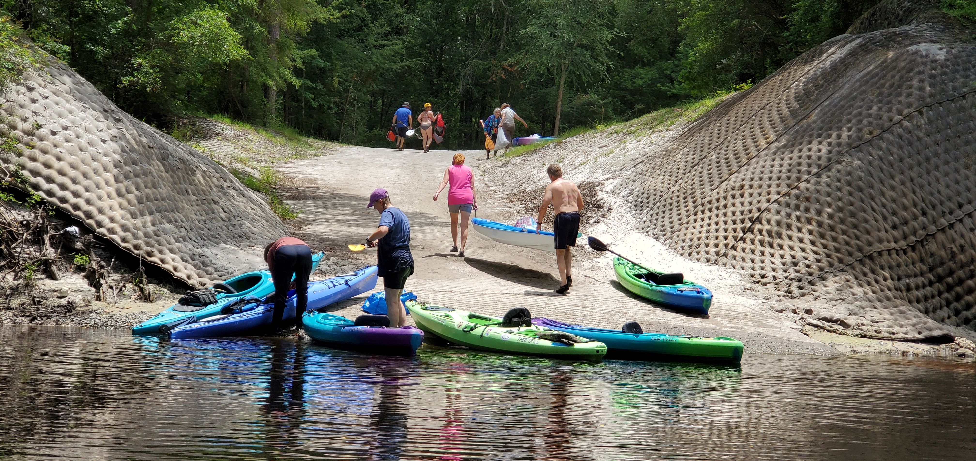 Boats up Sasser Landing, 13:02:25, 30.6010320, -83.0736100