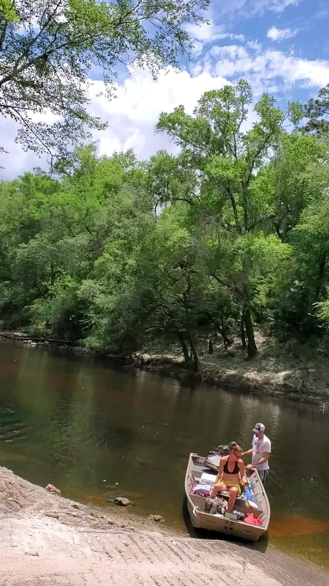 Movie: Couple of power boaters, 13:34:42, 30.6010316, -83.0728747 (304M)