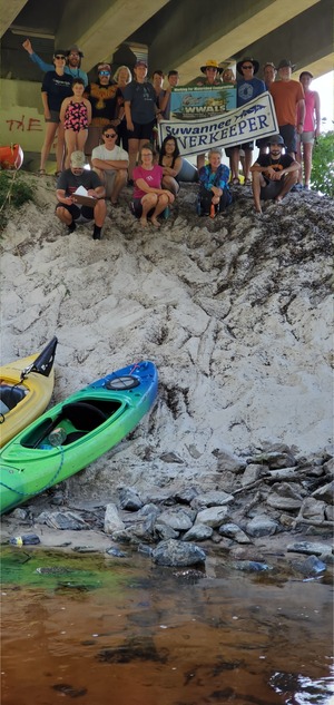 [Banners and Alapahoochee River, 09:29:05, 30.6286539, -83.0881169]