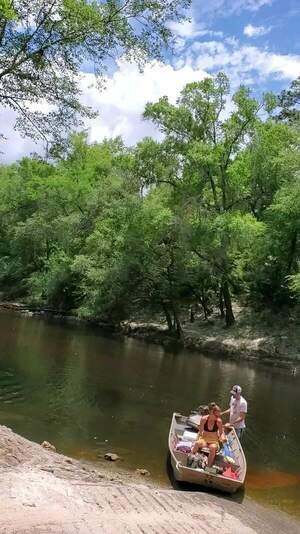 [Movie: Couple of power boaters, 13:34:42, 30.6010316, -83.0728747 (304M)]