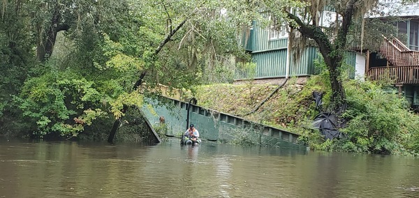 [Florida: Bobby McKenzie battery change, Pear Way private boat ramp, 11:44:42, 30.6375091, -83.3576569]