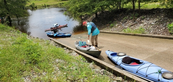 [Tom H. Johnson Jr. prepares to embark, 13:09:46, 30.6359160, -83.3110400]