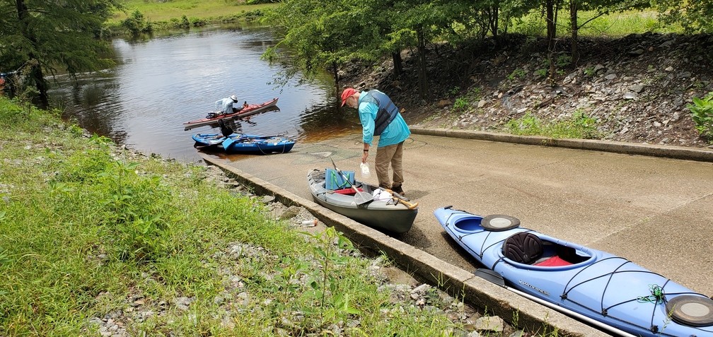 Tom H. Johnson Jr. prepares to embark, 13:09:46, 30.6359160, -83.3110400