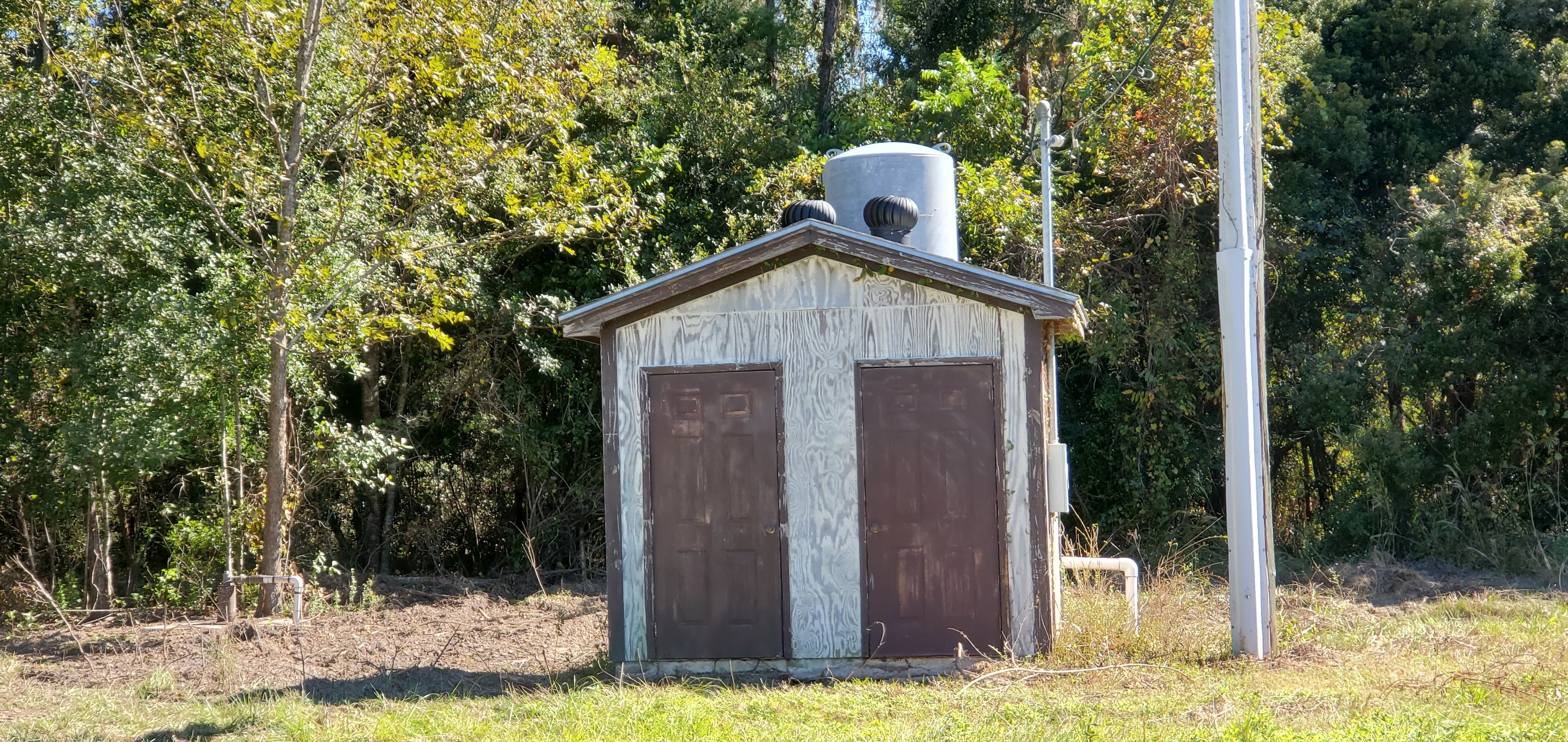 Well house, Bryant Drive @ Douglas Road, 14:04:37, 31.0616725, -83.1908885