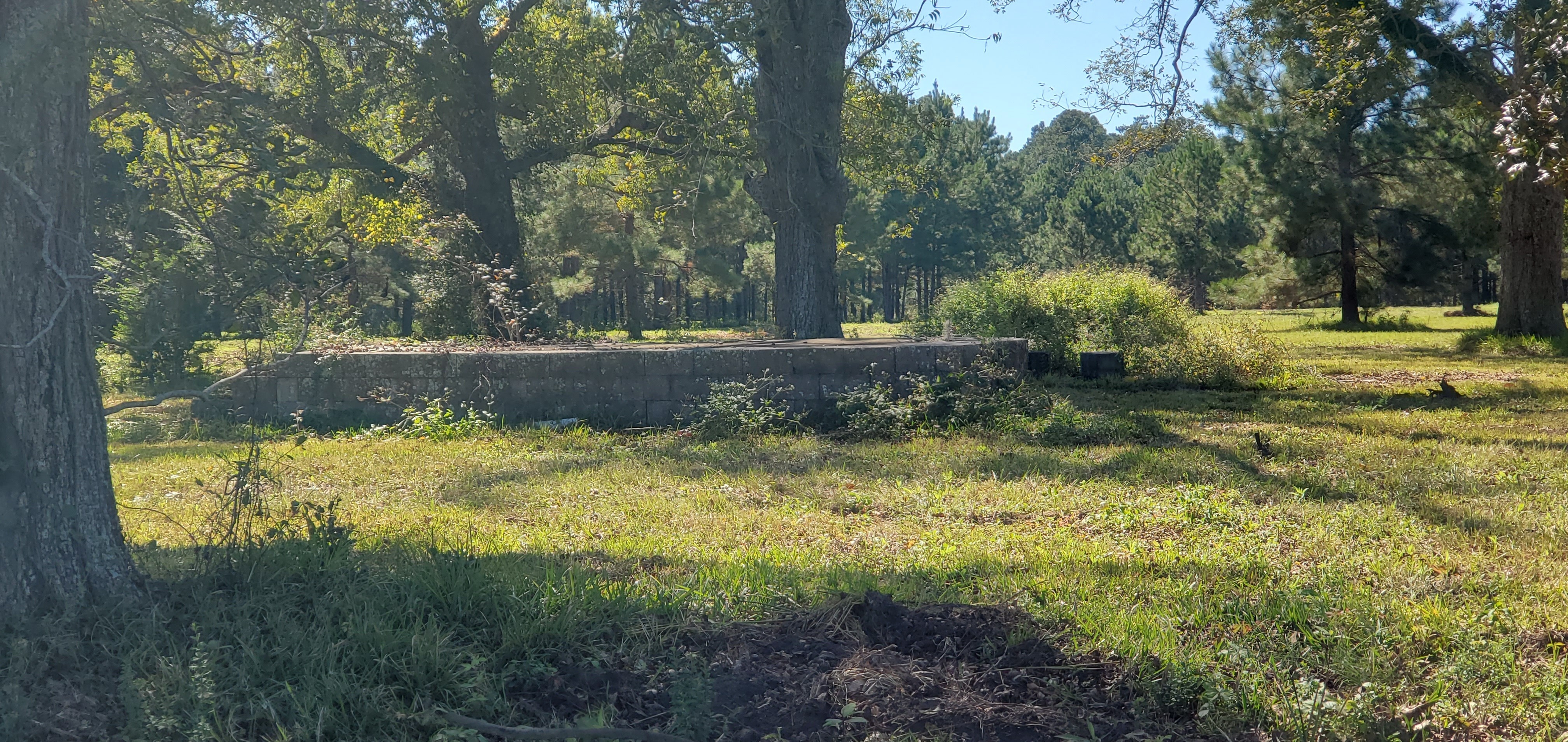 Concrete block platform between Ray Dr and Mckinnon Dr., 14:06:36, 31.0623786, -83.1931453