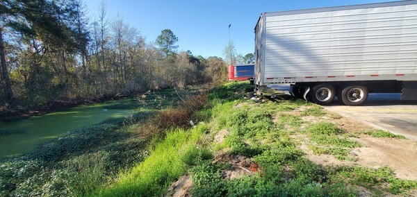 Trash behind trucks, 09:28:43, 30.6406052, -83.1890002