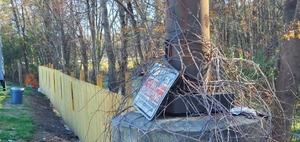 [No dumping sign and fence, 09:31:47, 30.6406656, -83.1885083]