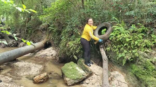 [Georgina Arnold retrieving a tire, 30.8623919, -83.2985465]