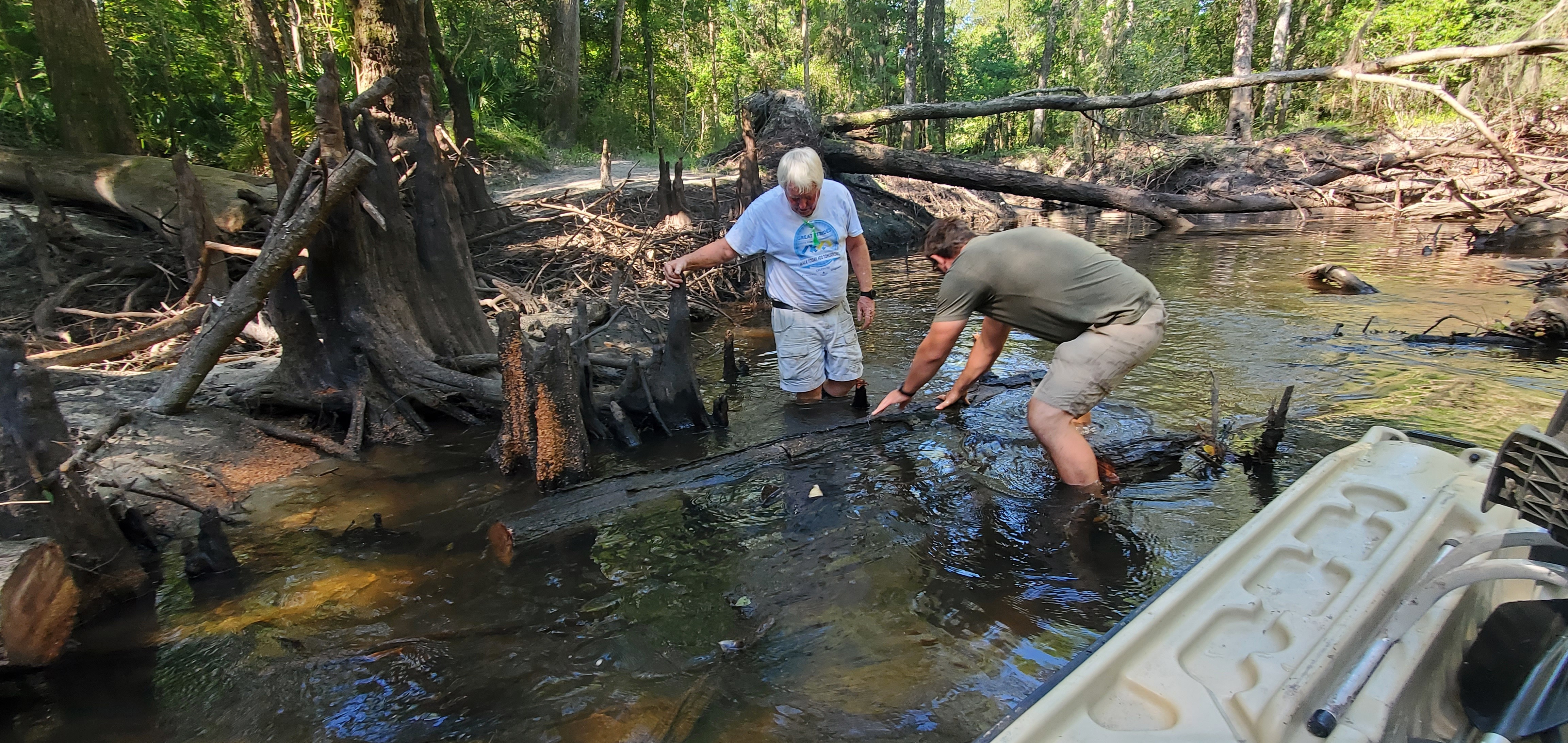 Jan Krysa helps move the log