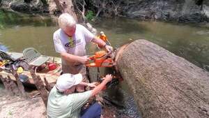 [Movie: WWALS boat, Phil Royce freeing jsq saw, Phil Hubbard, Jesse Cole, 30.8447750, -83.3475860 (55M)]