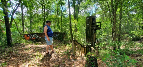 Dr. Tom Potter at Belleville Bridge abutment and Pinetta Gauge house, 12:17:04, 30.5957146, -83.2598634