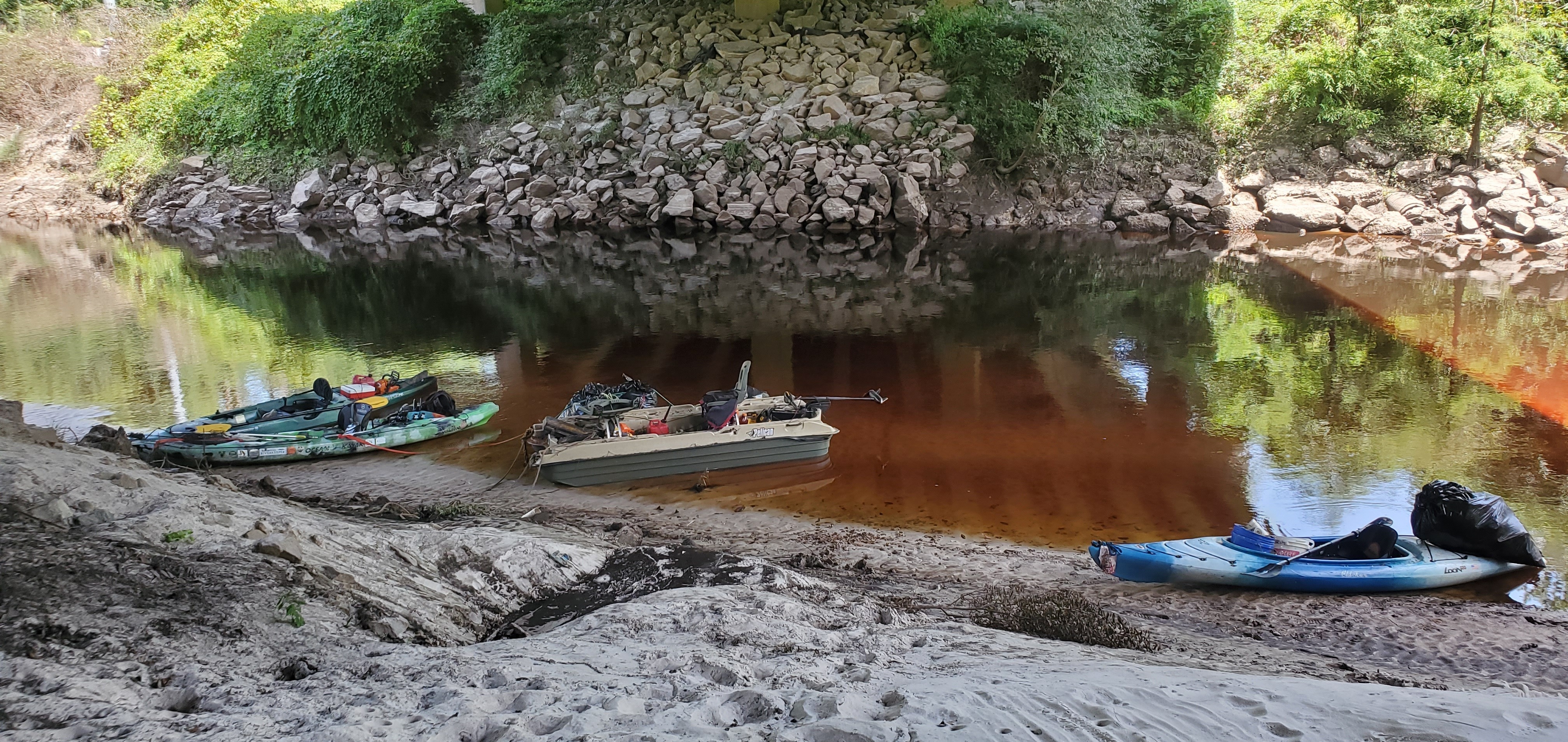 Boats and steep sand at GA 133 Landing, 15:04:39, 30.8501, -83.3397