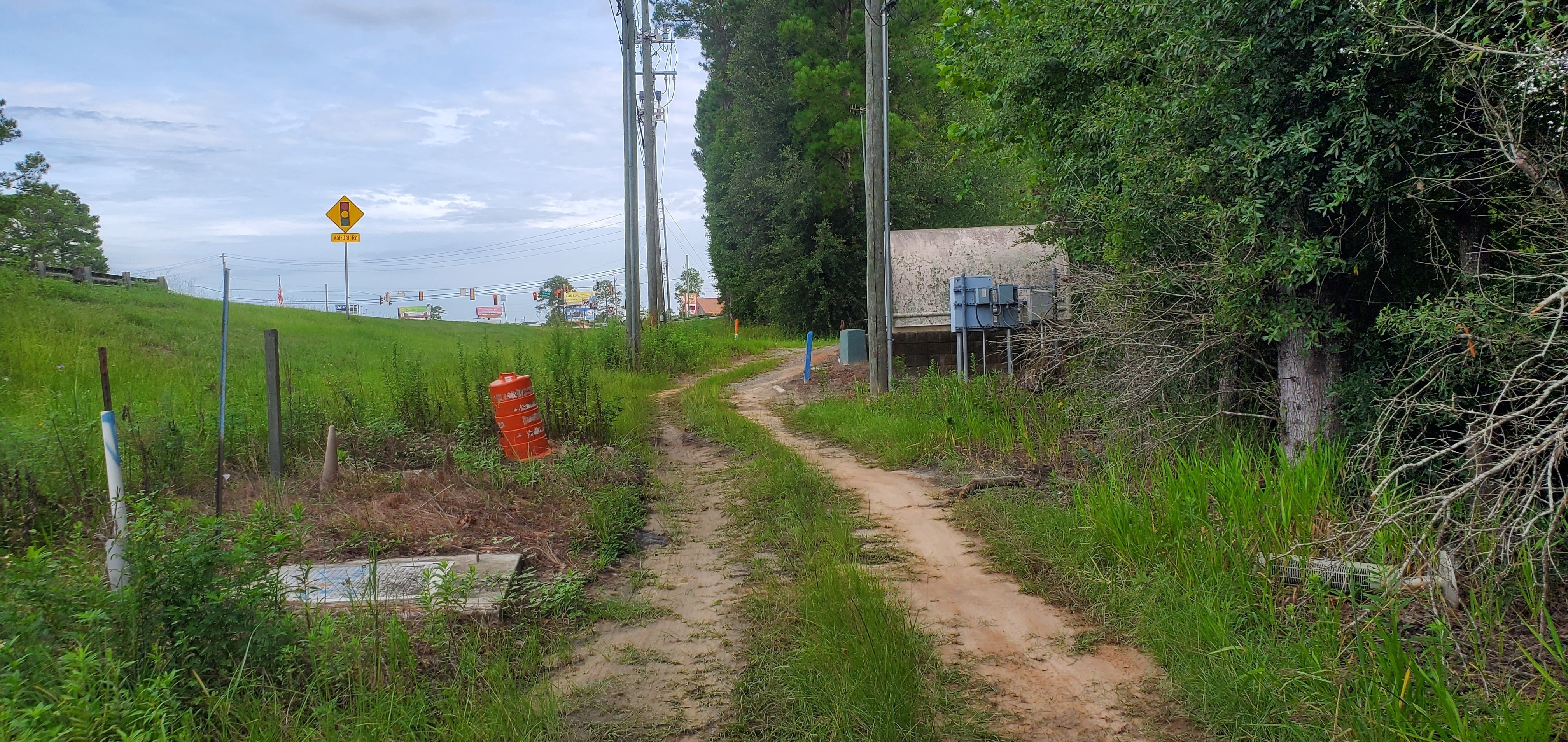 Up NE side of US 41 past Lowndes County water station, 2022:08:11 09:50:44, 30.8940462, -83.3196553