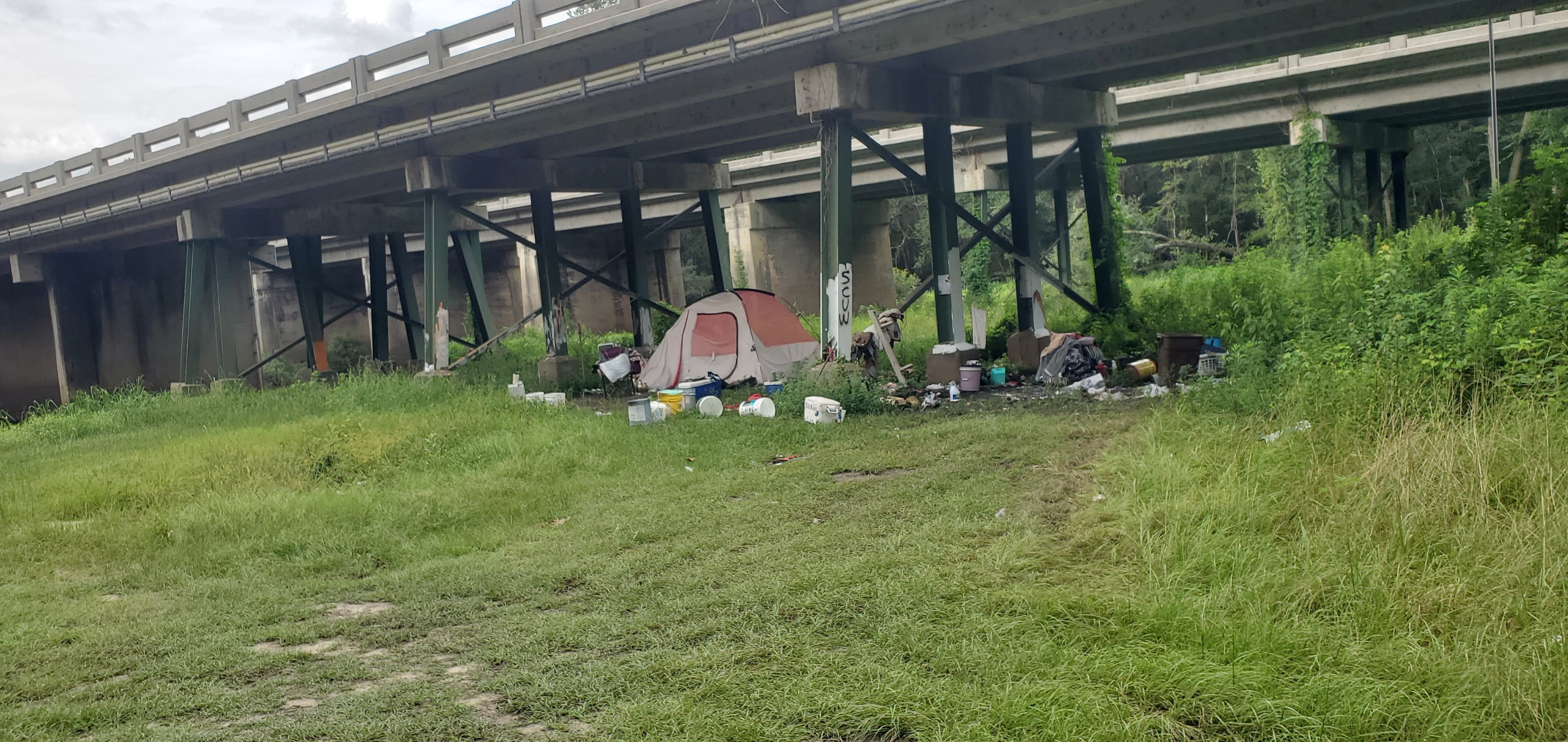 Homeless encampment under US 41 bridge, 2022:08:11 09:52:59, 30.8933160, -83.3190944