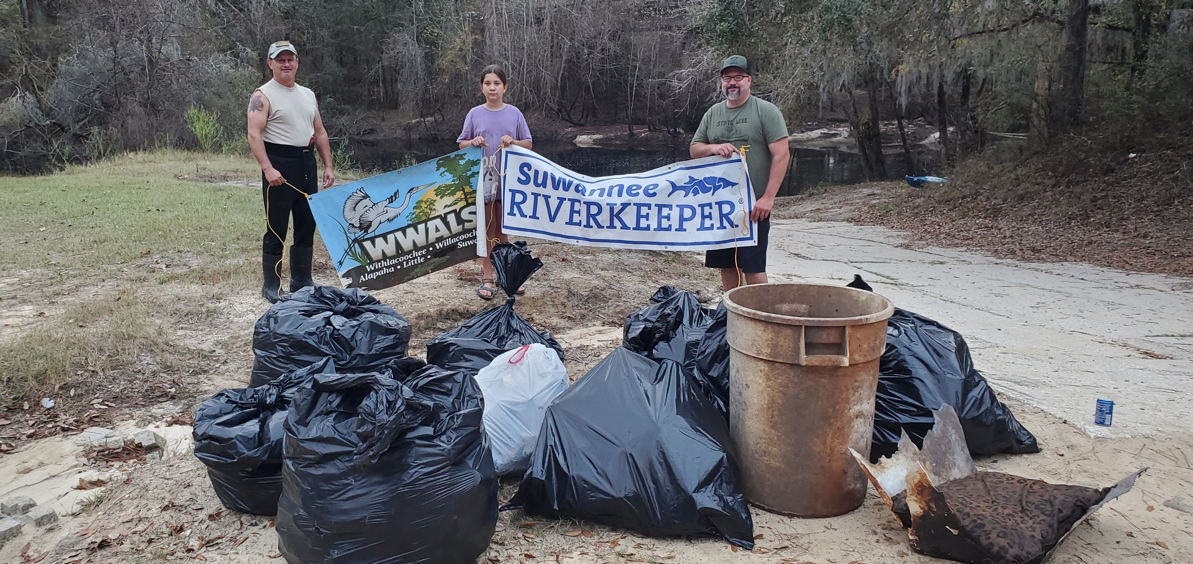 Banners with trash at Nankin Boat Ramp, 17:17:05, 30.6749086, -83.3940090