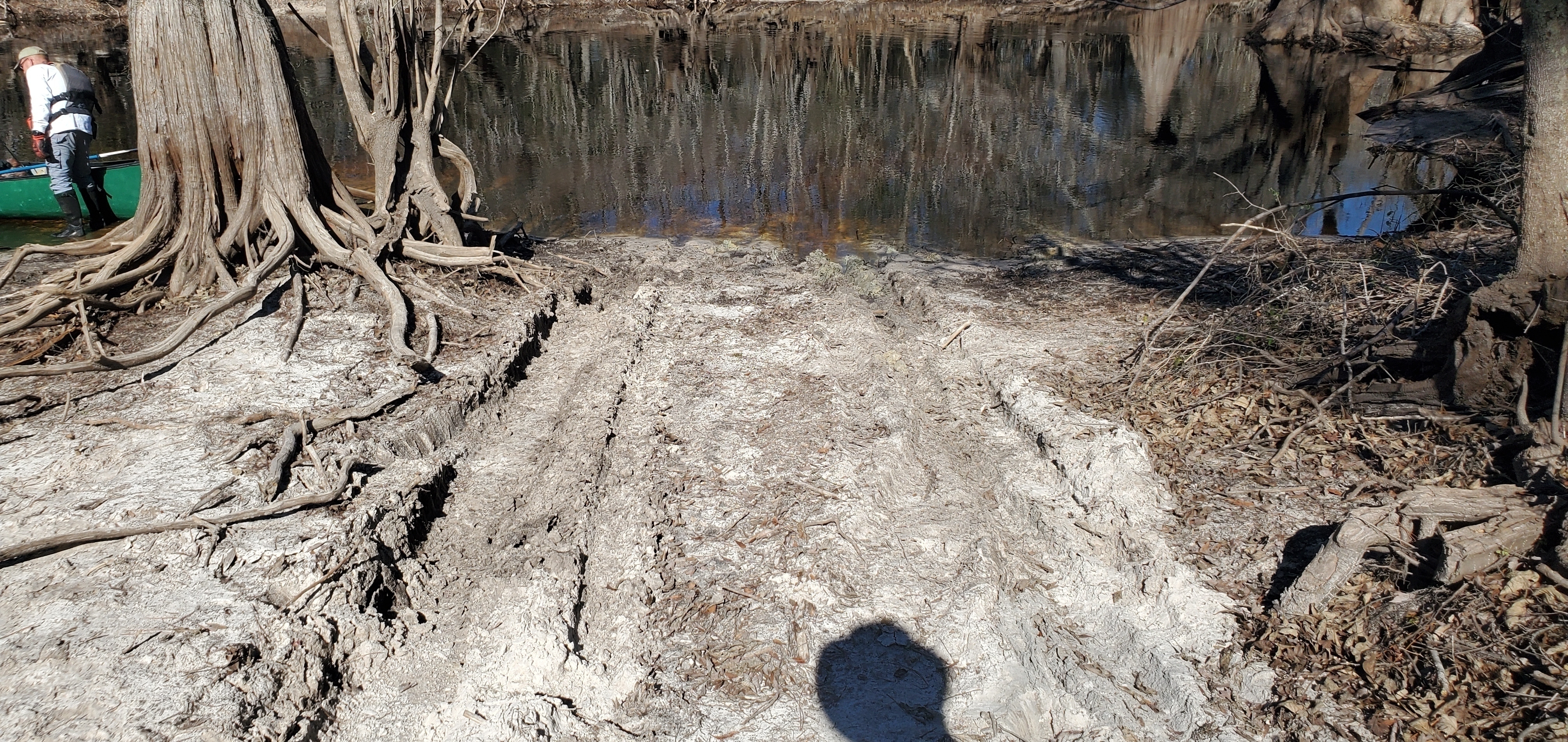 Tractor tracks into river at Three Steps Landing, 12:57:40, 30.7156940, -82.5097850