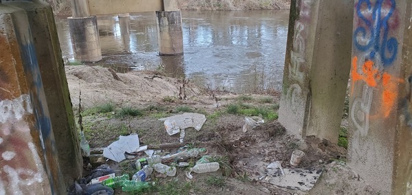 Grafitti and trash, FL 6, Withlacoochee River, 2023-02-02, 16:39:06, 30.4823431, -83.2440116