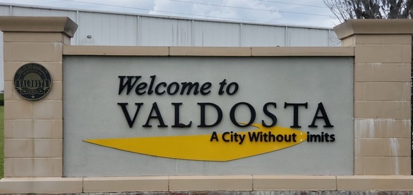 [Welcome to Valdosta, A City Without Limits, 15:39:31, 30.8433143, -83.2457024]