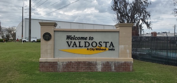 Context, Valdosta sign, 15:39:35, 30.8432928, -83.2457168