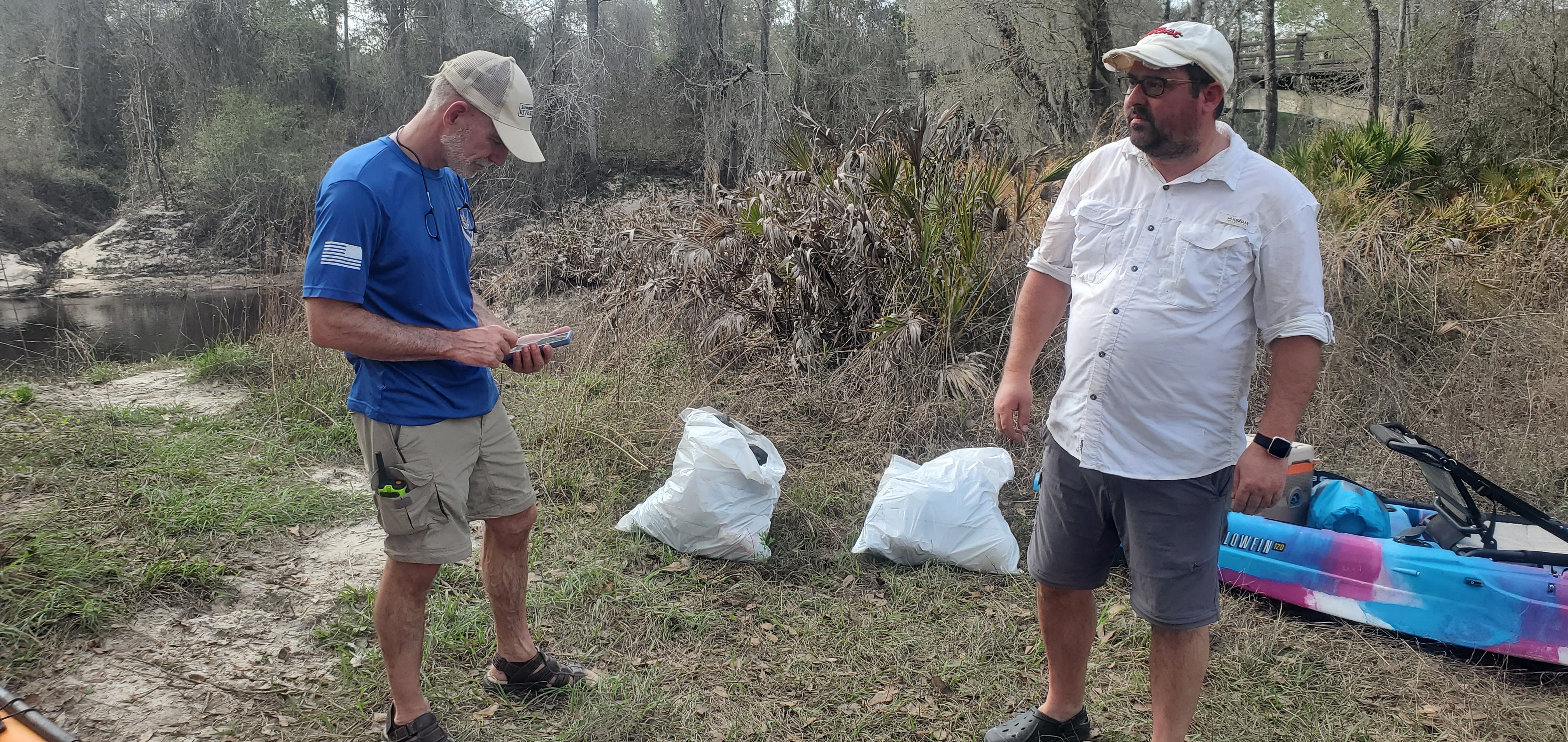 Some trash bags, 15:15:23, 30.7893767, -83.4512986