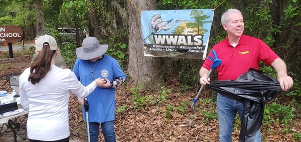 [Valdosta Mayor Scott James Matheson with a trash bag, 2023:03:25 08:22:20, 30.8627695, -83.3019280]