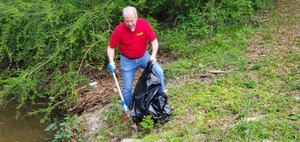 [Valdosta Mayor Scott James Matheson picking up trash, 2023:03:25 08:27:42, 30.8634499, -83.3020863]