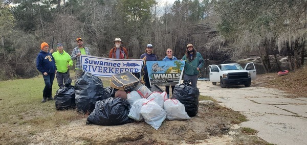 [Banners and trash at Nankin Boat ramp, Photo: Gretchen Quarterman, 2022-12-17, 30.6748889, -83.3938494]