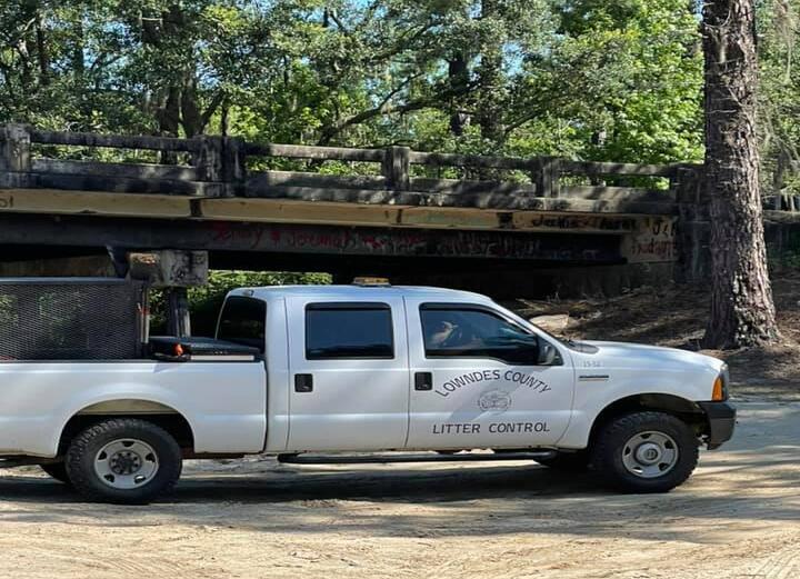 Lowndes County Litter Control at Nankin Boat Ramp, Photo: Bobby McKenzie, 2021-06-10