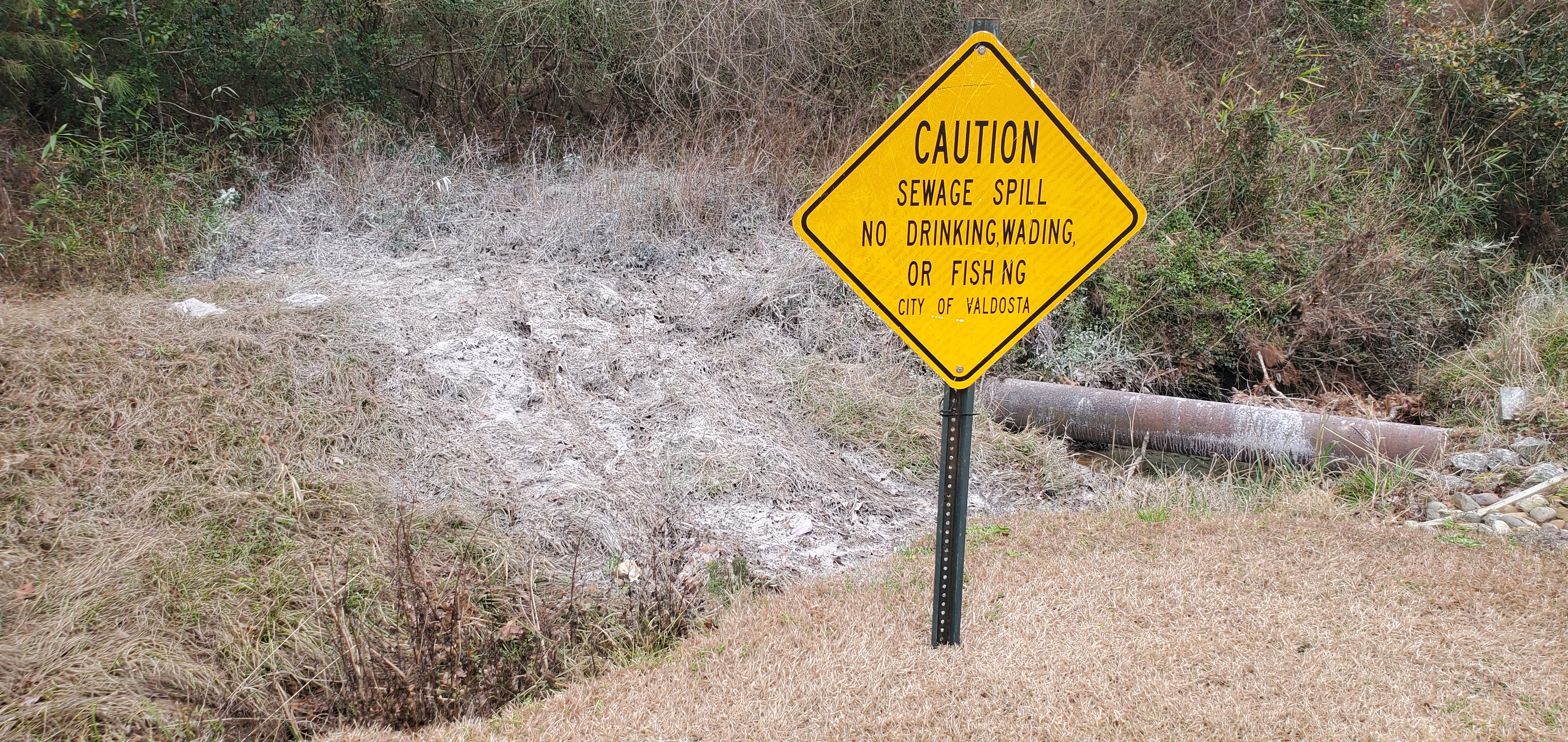 Spill site and sign behind Knob Hill Road, 12:18:57, 30.8767673, -83.3132495