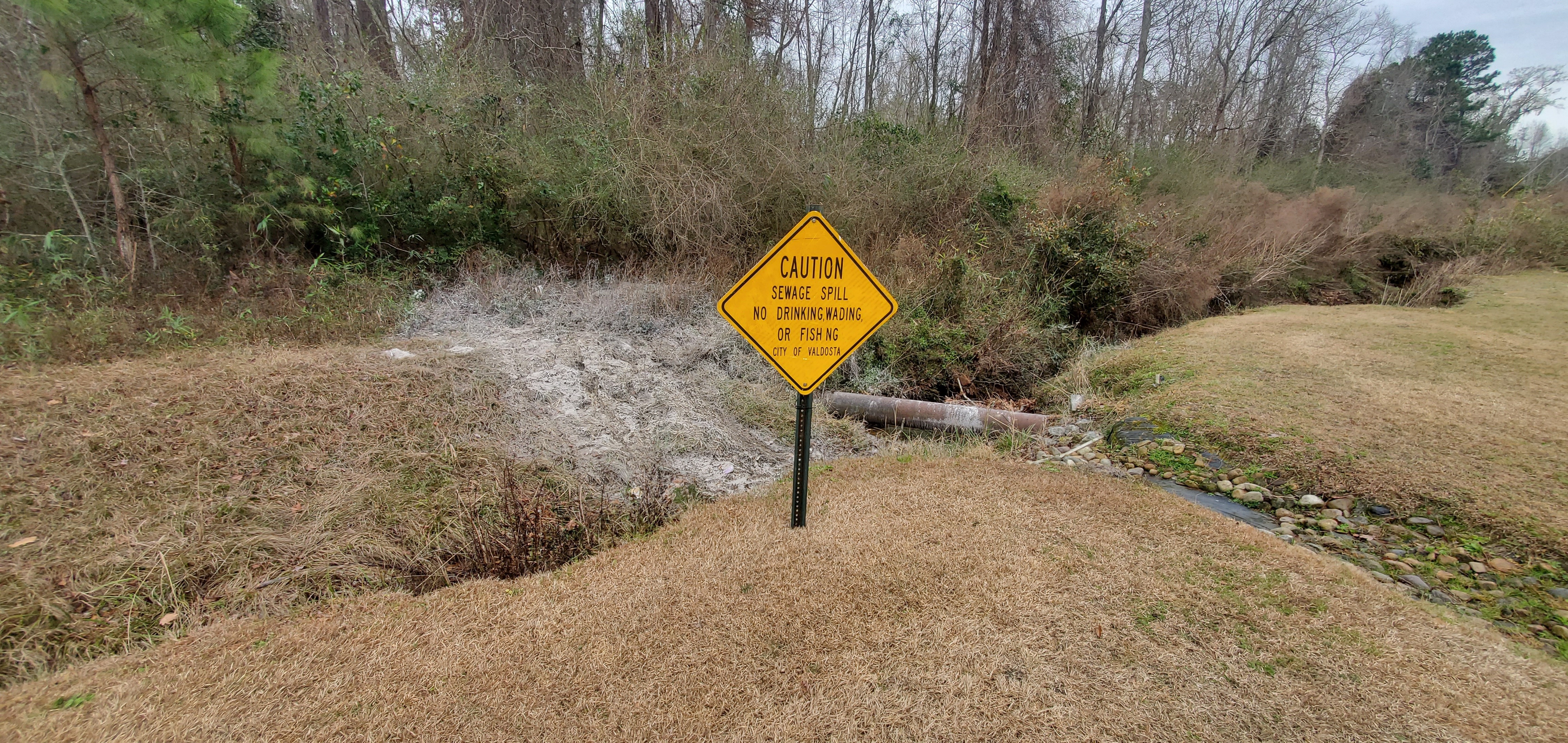 Context, spill site and sign, Knob Hill Road, 12:19:03, 30.8769252, -83.3130887