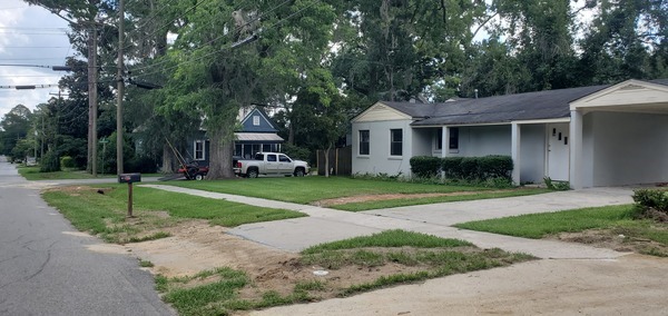 [101 E Bartow St. with evidence of sewer digging, 11:39:09, 2024:07:05, 30.7887129, -83.5593145]