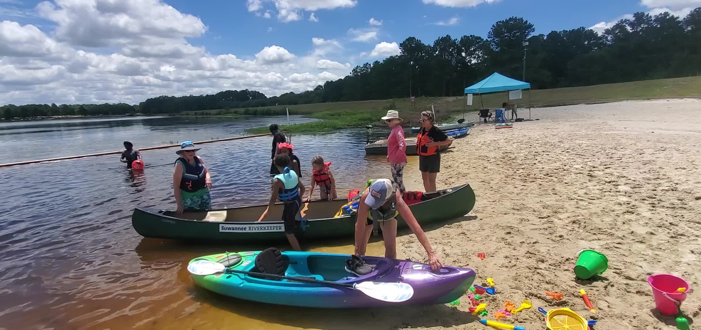 Movie: More paddlers with Rindy and Jo helping, 12:42:01