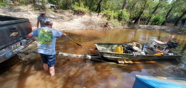 [Phil Royce taking out his boat, 15:40:27, 30.7122761, -83.4553395]