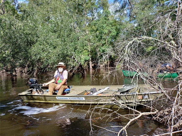 [Suwannee Riverkeeper jon boat attempting to pull debris --Phil Royce, 10:40:53, 30.89038, -83.32129]