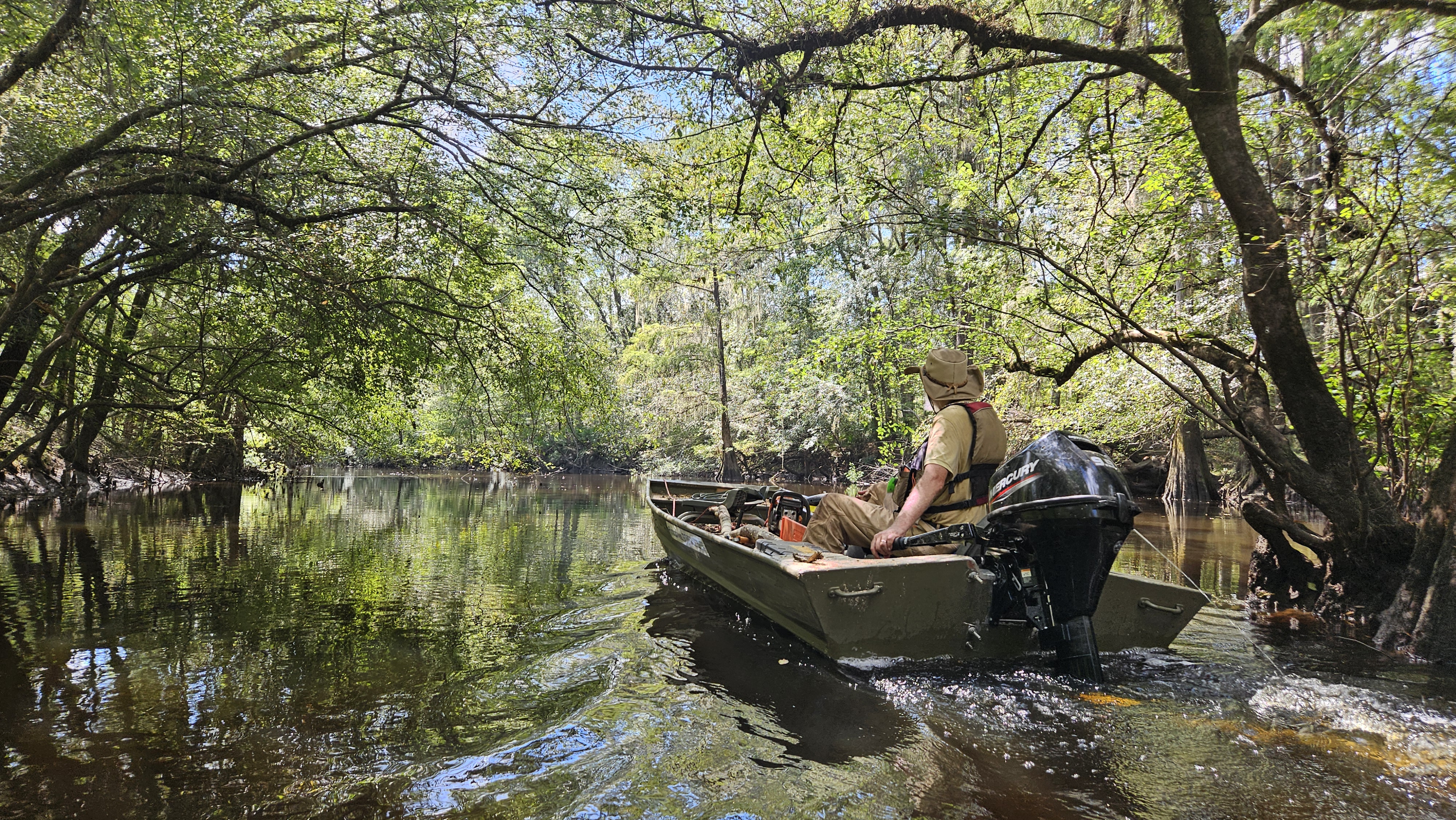 9.9hp outboard --Darlene Eanes Ray, 14:37:23, 31.2056406, -83.5115631