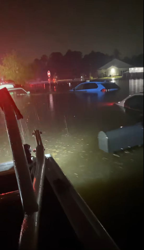 [Video Chadwyk Drive Flooding, mailbox, cars --Keta Chapple 2024-11-07]