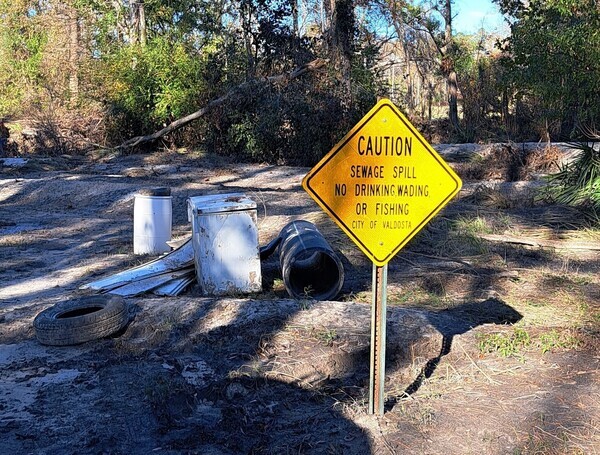 [Valdosta Sewage Spill sign, Sugar Creek 2024-11-30]