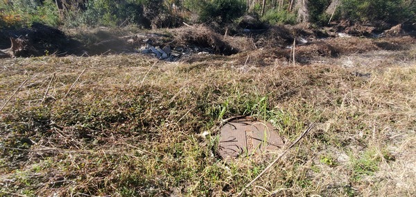 Context, Open manhole cover, Sugar Creek 2024-12-12, 13:11:48, 30.8491914, -83.3139671