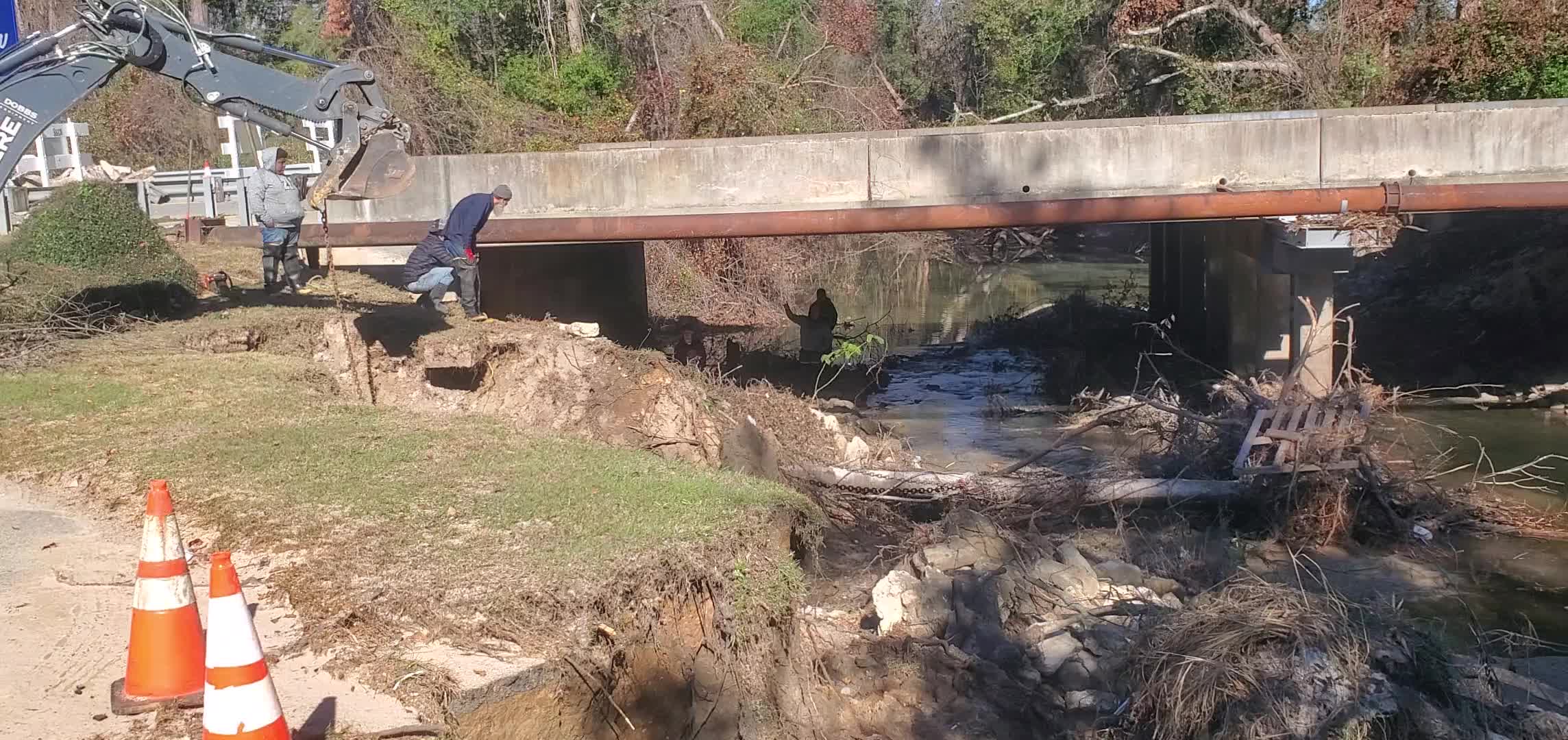 Movie: Valdosta preparing to remove some deadfalls from Sugar Creek at Gornto Road (59M)