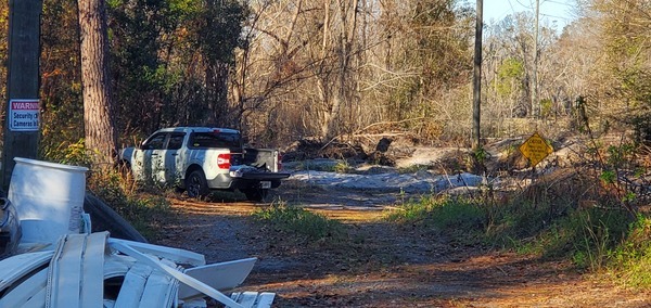 [Valdosta sewage spill sign above WaterGoat, 2025:01:07 15:42:43, 30.8617783, -83.3188591]